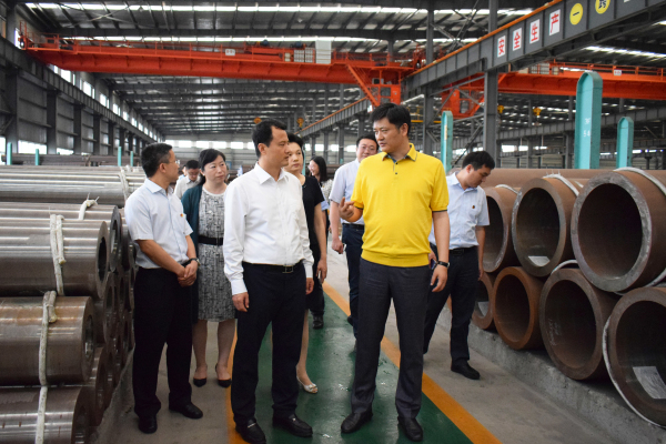 6月22日，團省委書記王偉一行來到江都區(qū)，專題調(diào)研我區(qū)企業(yè)家創(chuàng)新創(chuàng)業(yè)情況。區(qū)委副書記、區(qū)政協(xié)主席曾慶玲等陪同調(diào)研。當(dāng)天下午，王偉一行來到龍川鋼管，受到了公司馬自強董事長的熱情接待。   △馬董事長向王偉書記一行介紹公司產(chǎn)品   在馬董事長的陪同下，王偉一行實地參觀了美鋼管業(yè)物流中心、六分廠大口徑高合金無縫鋼管生產(chǎn)線，了解了公司發(fā)展歷程、企業(yè)規(guī)模、產(chǎn)品結(jié)構(gòu)及在創(chuàng)新創(chuàng)業(yè)方面取得的成果，向馬董事長征求了對共青團服務(wù)青年創(chuàng)新創(chuàng)業(yè)工作的意見和建議，勉勵企業(yè)家搶抓新一輪產(chǎn)業(yè)變革的機遇，銳意創(chuàng)新、潛心實干，進一步做大做強，并要求各級團組織更好地服務(wù)企業(yè)家，助力企業(yè)轉(zhuǎn)型升級。  △王偉書記一行參觀六分廠大口徑高合金無縫鋼管生產(chǎn)線