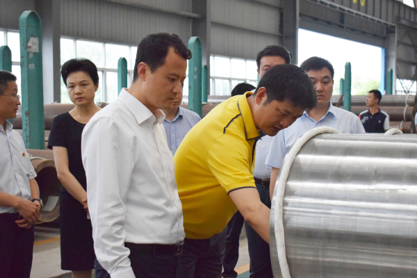6月22日，團省委書記王偉一行來到江都區(qū)，專題調(diào)研我區(qū)企業(yè)家創(chuàng)新創(chuàng)業(yè)情況。區(qū)委副書記、區(qū)政協(xié)主席曾慶玲等陪同調(diào)研。當(dāng)天下午，王偉一行來到龍川鋼管，受到了公司馬自強董事長的熱情接待。   △馬董事長向王偉書記一行介紹公司產(chǎn)品   在馬董事長的陪同下，王偉一行實地參觀了美鋼管業(yè)物流中心、六分廠大口徑高合金無縫鋼管生產(chǎn)線，了解了公司發(fā)展歷程、企業(yè)規(guī)模、產(chǎn)品結(jié)構(gòu)及在創(chuàng)新創(chuàng)業(yè)方面取得的成果，向馬董事長征求了對共青團服務(wù)青年創(chuàng)新創(chuàng)業(yè)工作的意見和建議，勉勵企業(yè)家搶抓新一輪產(chǎn)業(yè)變革的機遇，銳意創(chuàng)新、潛心實干，進一步做大做強，并要求各級團組織更好地服務(wù)企業(yè)家，助力企業(yè)轉(zhuǎn)型升級。  △王偉書記一行參觀六分廠大口徑高合金無縫鋼管生產(chǎn)線