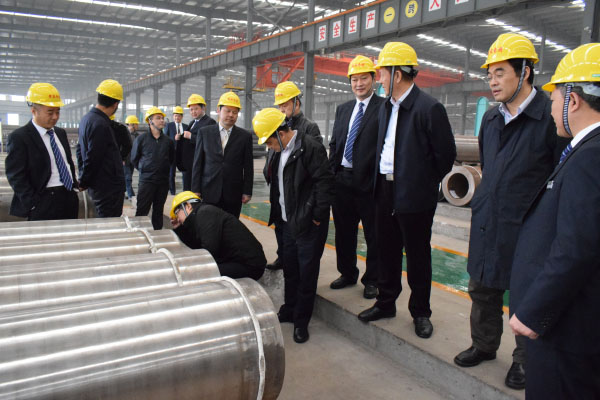 11月19日上午，公司超（超）臨界火電機(jī)組用P92大口徑無(wú)縫鋼管新產(chǎn)品技術(shù)鑒定會(huì)在開(kāi)發(fā)大廈隆重召開(kāi)。本次會(huì)議由工程公司和中國(guó)機(jī)械工業(yè)聯(lián)合會(huì)聯(lián)合主辦，來(lái)自鋼鐵研究總院、西安熱工研究院、蘇州熱工研究院、五大電力集團(tuán)及三大鍋的15位專家組成鑒定委員會(huì)。江都區(qū)委常委、副區(qū)長(zhǎng)姜熔，公司董事長(zhǎng)馬自強(qiáng)及公司總部領(lǐng)導(dǎo)成員參加了會(huì)議。         會(huì)議由中國(guó)機(jī)械工業(yè)聯(lián)合會(huì)張科主任主持，公司馬自強(qiáng)董事長(zhǎng)致歡迎詞。會(huì)上，馬總對(duì)龍川鋼管的發(fā)展歷程、轉(zhuǎn)型升級(jí)及新產(chǎn)品開(kāi)發(fā)等方面作了簡(jiǎn)要介紹。姜熔區(qū)長(zhǎng)對(duì)龍川鋼管的發(fā)展成果及對(duì)區(qū)域經(jīng)濟(jì)的貢獻(xiàn)表示高度贊賞及肯定。尤總就龍川鋼管P92大口徑無(wú)縫鋼管的研制開(kāi)發(fā)情況作了詳細(xì)匯報(bào)。國(guó)家材料測(cè)試中心、西安熱工院及東鍋的代表專家對(duì)P92評(píng)定試驗(yàn)情況作了簡(jiǎn)要介紹，試驗(yàn)結(jié)果表明，龍川鋼管生產(chǎn)的P92鋼管各項(xiàng)性能指標(biāo)均符合相關(guān)標(biāo)準(zhǔn)要求。                    隨后，專家組前往公司生產(chǎn)現(xiàn)場(chǎng)實(shí)地察看了P92樣管，參觀了美鋼物流中心、φ720大口徑無(wú)縫鋼管生產(chǎn)線和理化檢測(cè)中心。同時(shí)在檢測(cè)中心，專家組測(cè)試了樣管性能并出具了試驗(yàn)報(bào)告。  鑒定會(huì)上，委員會(huì)專家組聽(tīng)取了報(bào)告、審閱了鑒定材料、考察了生產(chǎn)現(xiàn)場(chǎng)及經(jīng)過(guò)現(xiàn)場(chǎng)質(zhì)詢答疑后，一致認(rèn)為龍川鋼管生產(chǎn)的P92鋼管性能及質(zhì)量已達(dá)到同類產(chǎn)品國(guó)際先進(jìn)水平，P92新產(chǎn)品鑒定全票通過(guò)。  本次鑒定會(huì)在公司總部的直接領(lǐng)導(dǎo)下，在總經(jīng)辦、質(zhì)保系統(tǒng)、生產(chǎn)系統(tǒng)、美鋼等公司各部門(mén)的積極配合下取得圓滿成功。鑒定會(huì)的圓滿召開(kāi)，標(biāo)志著公司P92大口徑無(wú)縫鋼管的研發(fā)項(xiàng)目取得圓滿成功，為公司實(shí)現(xiàn)轉(zhuǎn)型升級(jí)的戰(zhàn)略目標(biāo)增添新動(dòng)力。